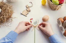 Παιδί φτιάχνει χειοτεχνίες για το Πάσχα