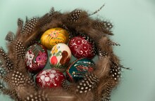 Βαμμένα αυγά σε στεφάνι από κλαδιά και πούπουλα