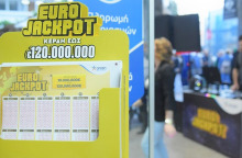 Το Eurojackpot γιόρτασε τον πρώτο Έλληνα νικητή που κέρδισε 1 εκατ. ευρώ στη Λαμία