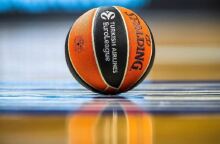 Μία μπάλα της Euroleague στο παρκέ κάποιου γηπέδου