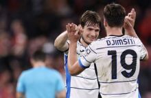 Οι παίκτες της Αταλάντα πανηγυρίζουν τη νίκη επί της Λίβερπουλ