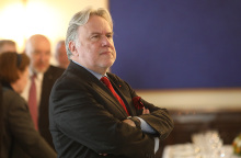 Απολαμβάνοντας τις συντροφικές επιθέσεις στον Κατρούγκαλο