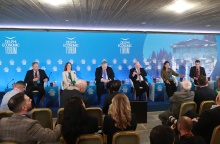 Το πάνελ των ομιλητών και σχολιαστών της δημοσκόπησης της διαΝΕΟσις στο 9ο Οικονομικό Φόρουμ Δελφών