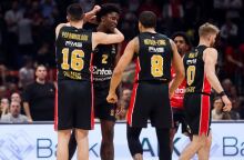 Οι παίκτες του Ολυμπιακού πανηγυρίζουν τη νίκη επί του Ερυθρού Αστέρα