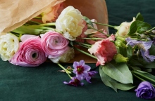 Μπουκέτο με λουλούδια πάνω σε πάγκο