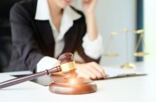 Βρετανία: Ζευγάρι πήρε διαζύγιο χωρίς να το ζητήσει όταν ο δικηγόρος έκανε κλικ σε λάθος κουμπί - Οριστική η διαδικασία, λέει ο δικαστής.