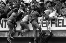 Η τραγωδία του Χίλσμπορο - Οπαδοί κρέμονται από τα κάγκελα της εξέδρας