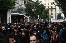 Άνθρωποι που συμμετέχουν σε πορεία διαμαρτυρίας στο κέντρο της Αθήνας