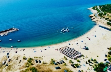 Παραλία σε ελληνικό νησί το καλοκαίρι