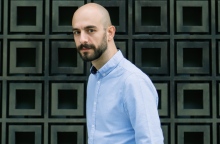 Ο Μάνος Βαβαδάκης μιλάει για την παράσταση ΤΑΝΚ στο Θέατρο Τέχνης