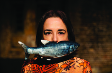 «Δαγκώνει;» της Όλγας Ποζέλη στο Θέατρο Φούρνος