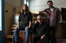 Alex Sid, Quasamodo κι Eric Burdon στο τραγούδι «Don't Εver Leave» για τη σειρά «Η Παραλία», σε σκηνοθεσία Στέφανου Μπλάτσου