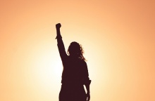 Η σκιά γυναίκας με υψωμένη τη γροθιά της