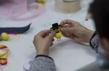 Παιδάκι έχει δημιουργήσει κοτοπουλάκι σε πασχαλινή εκδήλωση