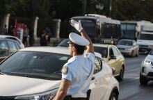 Τροχονόμος ρυθμίζει την κυκλοφορία