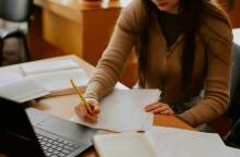 Κατερίνα Ανδριανάκη και Βανέσσα Βαΐτση μιλούν για την κυκλοφορία των θεατρικών τους έργων «Αυτό το “τίποτα” που κατοικώ» και «Ειρήνη» (εκδ. Βακχικόν)