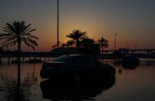 Αυτοκίνητο σε πλημμυρισμένο δρόμο στο Ντουμπάι