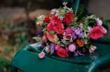 Ένα μπουκέτο με λουλούδια πάνω σε μία καρέκλα