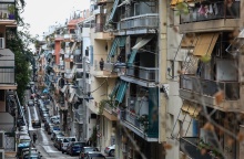 Ακίνητα στην Αθήνα - Η όψη πολυκατοικιών με τέντες