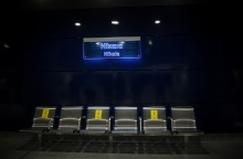 Εικόνα από τον σταθμό του μετρό «Νίκαια» - Η ταμπέλα του σταθμού πάνω από θέσεις για να κάτσουν επιβάτες