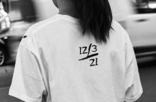 Κοπέλα φορά μπλούζα με την ημερομηνία θανάτου του 22χρονου Ιάσονα