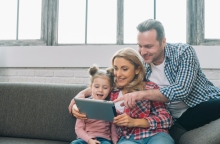 χαρούμενη οικογένεια σε σπίτι 