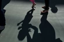 Σκιές από πόδια σε προαύλιο σχολείου