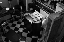 Στιγμιότυπο από τη δράση των μελών της συμμορίας «Ροζ Πάνθηρες» που συνελήφθησαν για ριφιφί σε κοσμηματοπωλεία στην Αθήνα