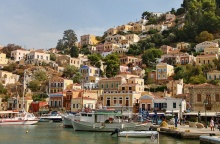 Φωτογραφία από τη Σύμη - Καϊκια δεμένα στην προβλήτα και πίσω τα πολύχρωμα σπίτια του νησιού