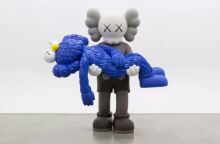 «KAWS + Warhol»: Κοινή έκθεση έργων του Άντι Γουόρχολ και του KAWS στο μουσείο του πρωτοπόρου της ποπ αρτ στις ΗΠΑ.