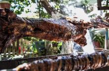 Αρνί στη σούβλα και κοκορέτσι