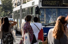 Πολίτες αναμένουν την άφιξη του λεωφορείου στη στάση