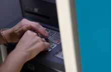 Γυναίκα πληκτρολογεί σε ΑΤΜ