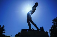 Ακτίνες του ήλιου πίσω από άγαλμα στο κέντρο της Αθήνας