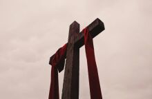 Ξυλινος σταυρος με κοκκινα πανια