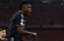 Ο Βινίσιους Τζ. πανηγυρίζει το γκολ που πέτυχε για το 2-2 της Ρεάλ στο Μόναχο