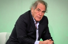 Ο Οliver Stone υπέρ της πυρηνικής ενέργειας