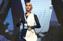 Ρομπότ Sophia: Σχολίασε την τούμπα στη Θεσσαλονίκη