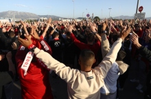 Φίλαθλοι του Ολυμπιακού στην υποδοχή της ομάδας στο Ελ. Βενιζέλος