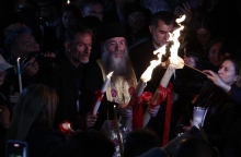 To Άγιο Φως στο Μετόχι του Παναγίου Τάφου, στην Πλάκα