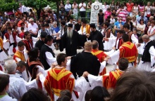 Οιερέας σέρνει τον χορό μαζί με τους φουστανελάδες για το έθιμο της Λέησης