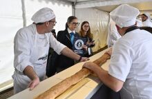 Η Γαλλία ανακτά το ρεκόρ Γκίνες - Παριζιάνικοι αρτοποιοί δημιούργησαν μπαγκέτα μήκους 140 μέτρων - Η Ιταλία κατείχε το προηγούμενο ρεκόρ. 