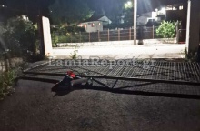 Πόρτα σχολείου καταπλάκωσε το πατίνι παιδιού και το μπουφάν του