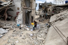 Κοριτσάκι περπατά σε ερείπια στη Γάζα