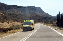 Ασθενοφόρο σε δρόμο