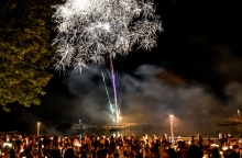 Βεγγαλικά και πυροτεχνήματα το βράδυ της Ανάστασης