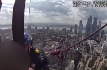 Νέα Υόρκη: Αστυνομικοί σε ουρανοξύστη σώζουν γυναίκα