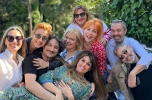 Στο σπίτι του Βασίλη Χαραλαμπόπουλου μαζεύτηκε πλήθος ηθοποιών για το Πάσχα