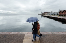 Κόσμος περπατάει έπειτα από βροχόπτωση στην παλιά παραλία της Θεσσαλονίκης