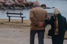 Συνταξιούχοι περπατούν κοντά στην ακρογιαλιά